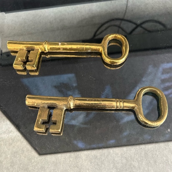 Vintage Gold Skeleton Keys brass flat bottom - Picture 1 of 1